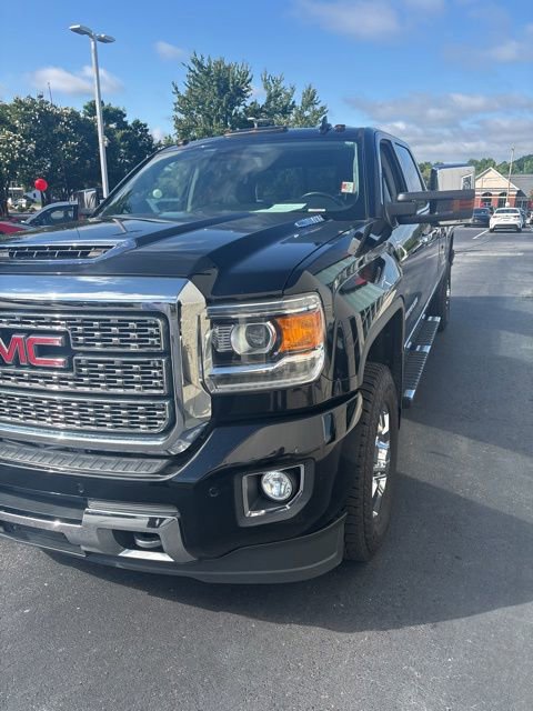 Used 2019 GMC Sierra 3500 Denali w/ Duramax Plus Package AWD/4WD image 2