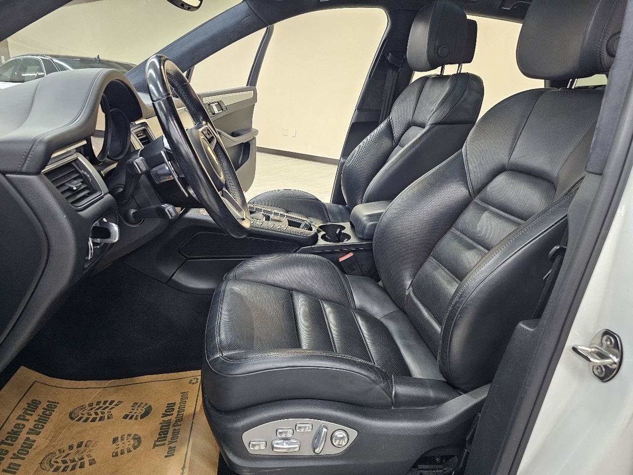 Used 2017 Porsche Macan Turbo AWD/4WD image 19