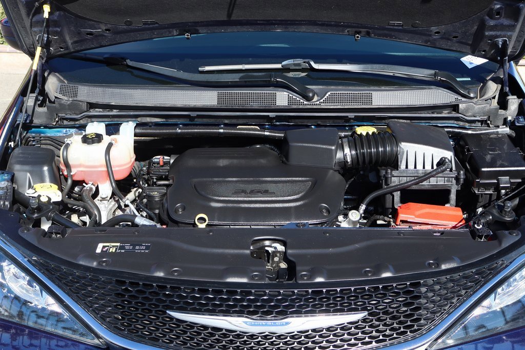 Used 2019 Chrysler Pacifica Touring image 11