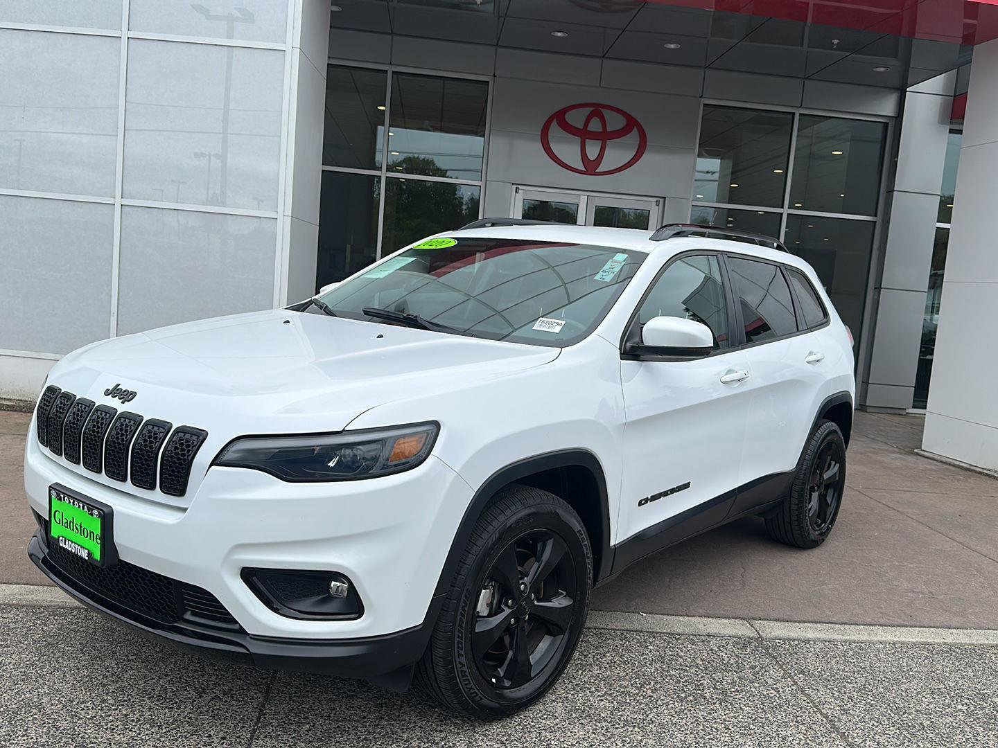 Used 2020 Jeep Cherokee Latitude Plus w/ Cold Weather Group AWD/4WD image 2
