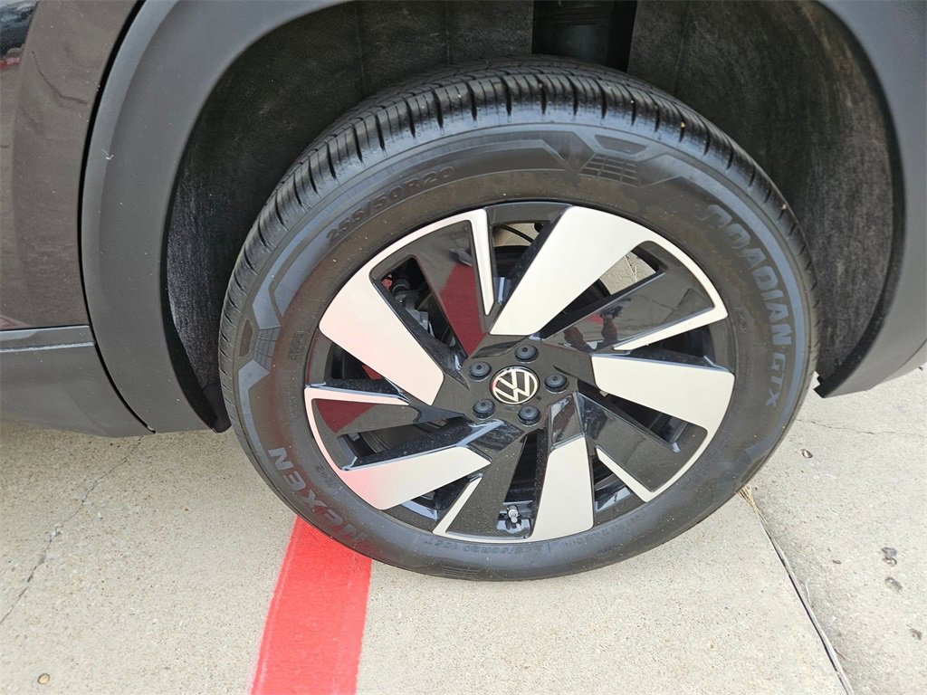 Used 2025 Volkswagen Atlas Cross Sport SE image 28