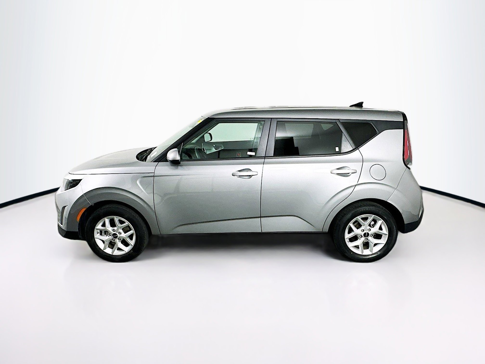 Used 2025 Kia Soul LX w/ LX Technology Package FWD image 4
