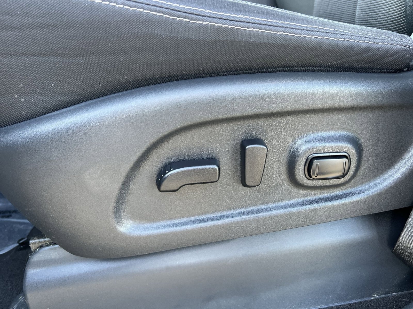 Used 2019 Nissan Titan SV w/ SV Convenience Package image 14