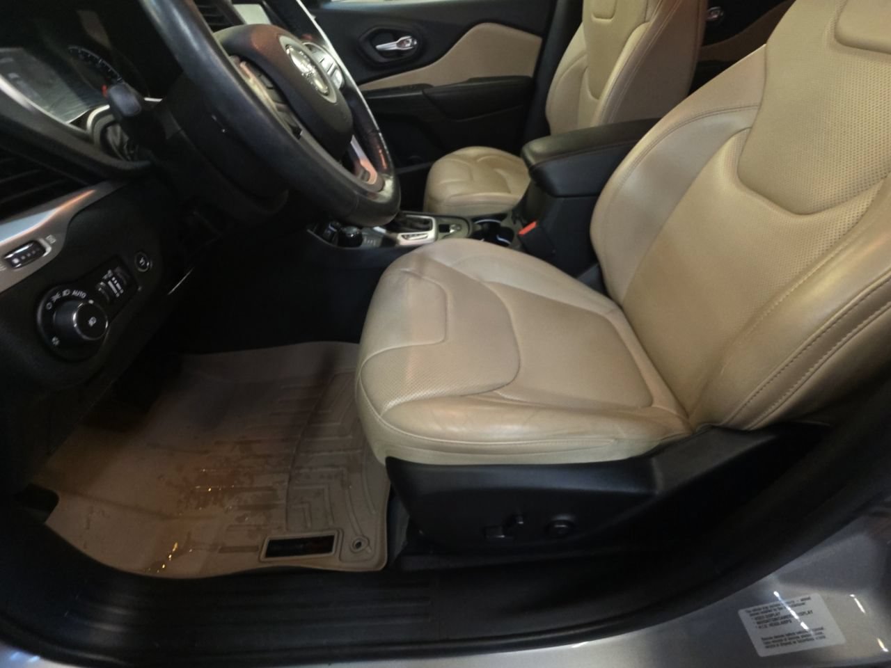 Used 2015 Jeep Cherokee Limited w/ Luxury Group AWD/4WD image 15