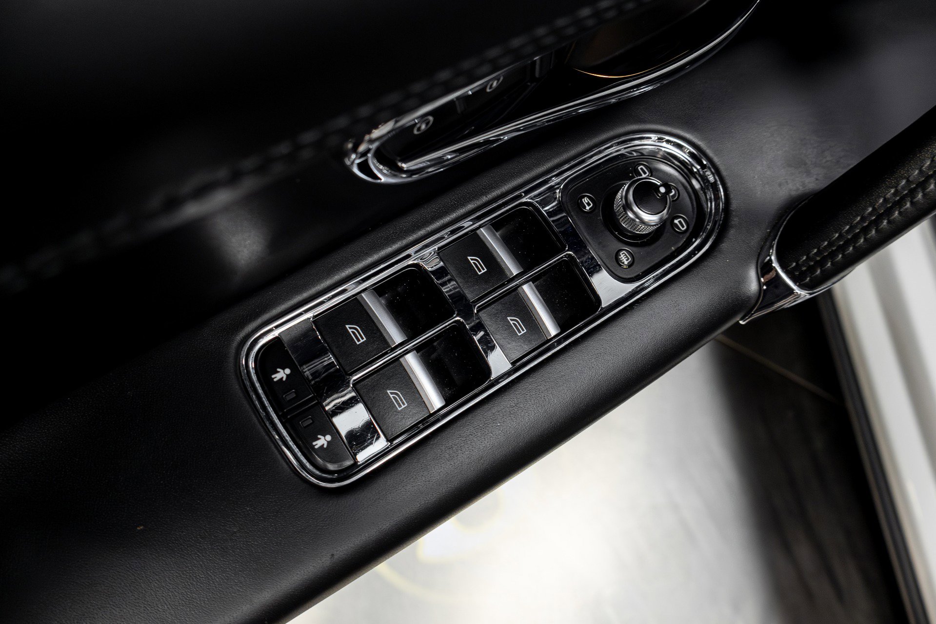 Used 2020 Bentley Bentayga Design Series image 48