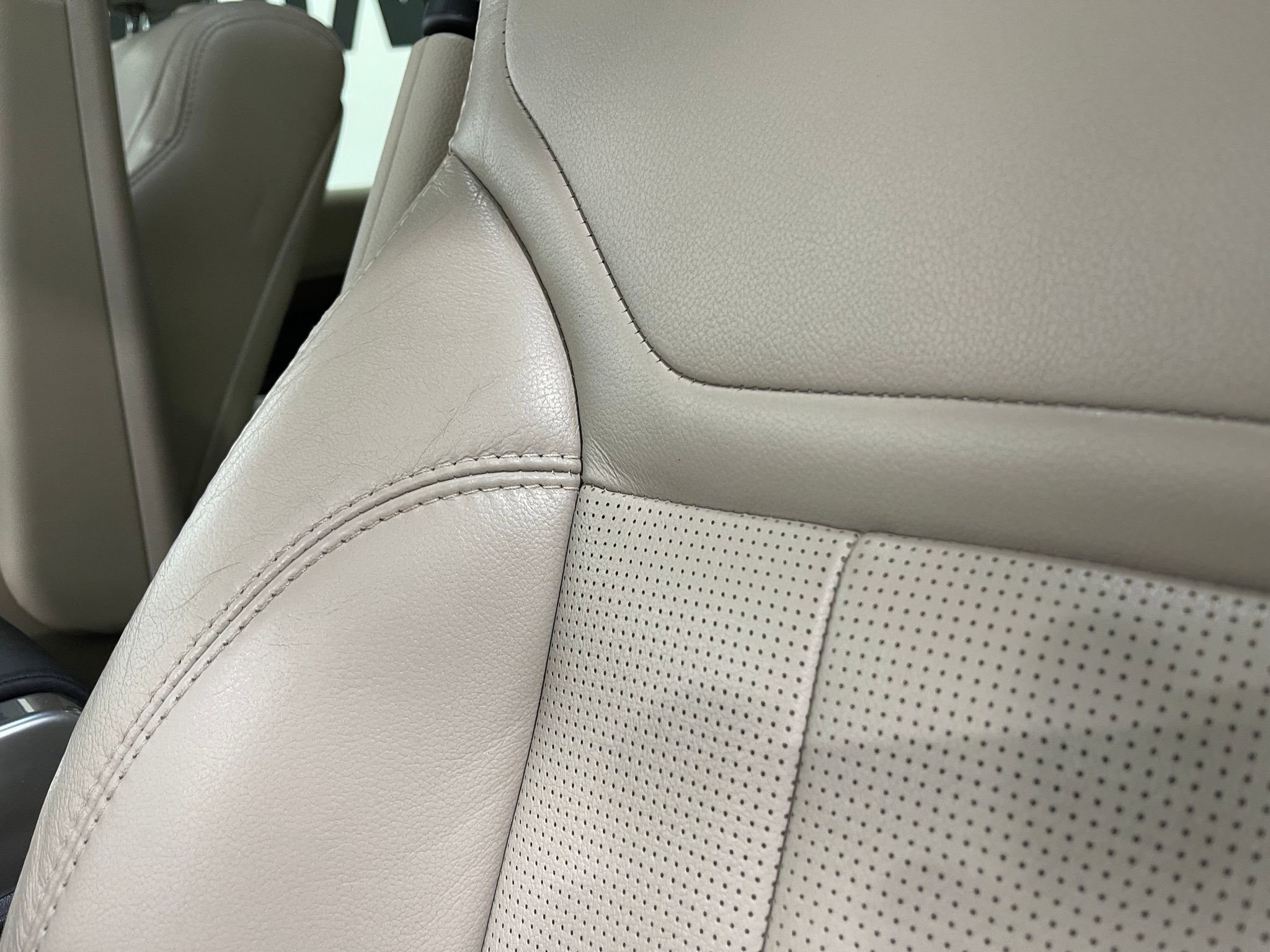 Used 2018 Land Rover Discovery HSE AWD/4WD image 18