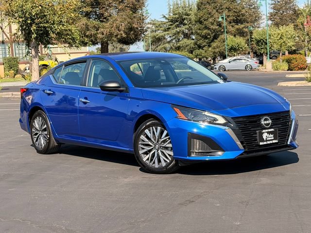 Used 2025 Nissan Altima 2.5 SV FWD image 2