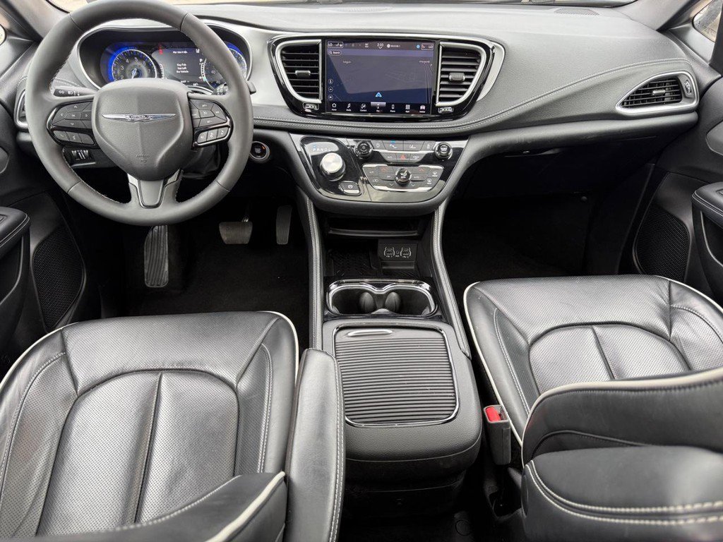 Used 2025 Chrysler Pacifica Limited image 13