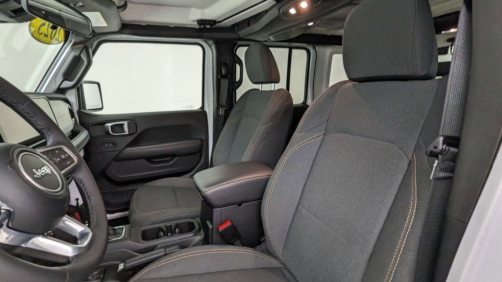 Used 2025 Jeep Wrangler Unlimited Sahara AWD/4WD image 2