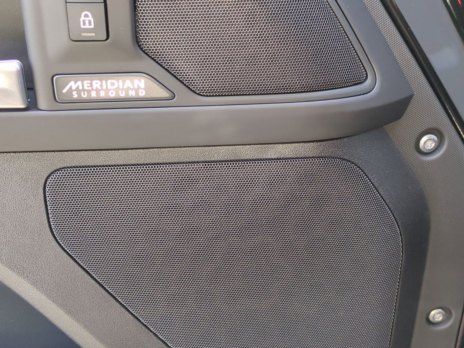 New 2026 Land Rover Defender 110 X-Dynamic SE image 13