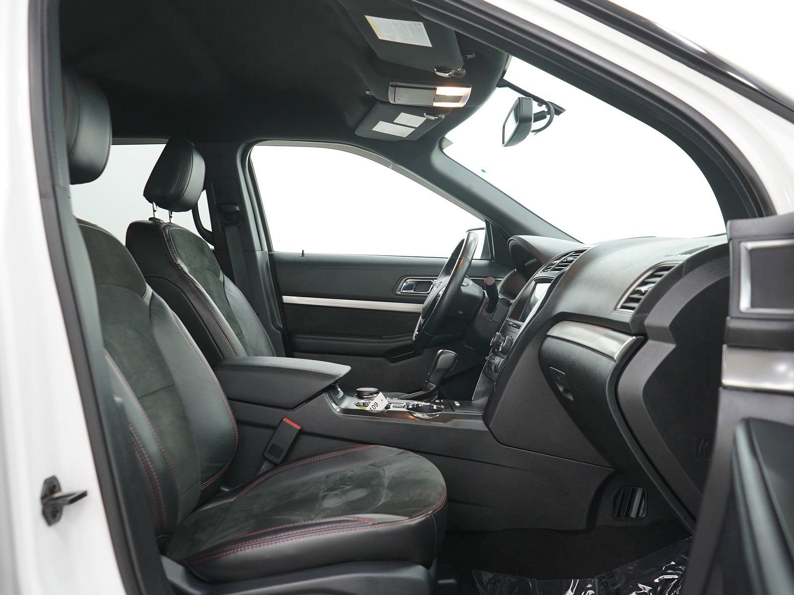 Used 2018 Ford Explorer XLT w/ Equipment Group 202A AWD/4WD image 8