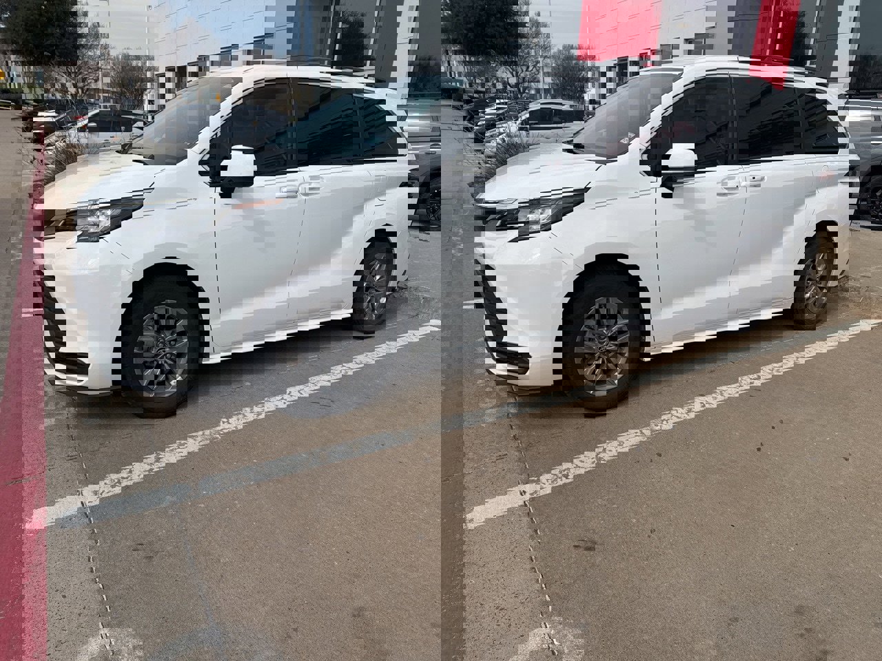 Used 2022 Toyota Sienna LE image 5