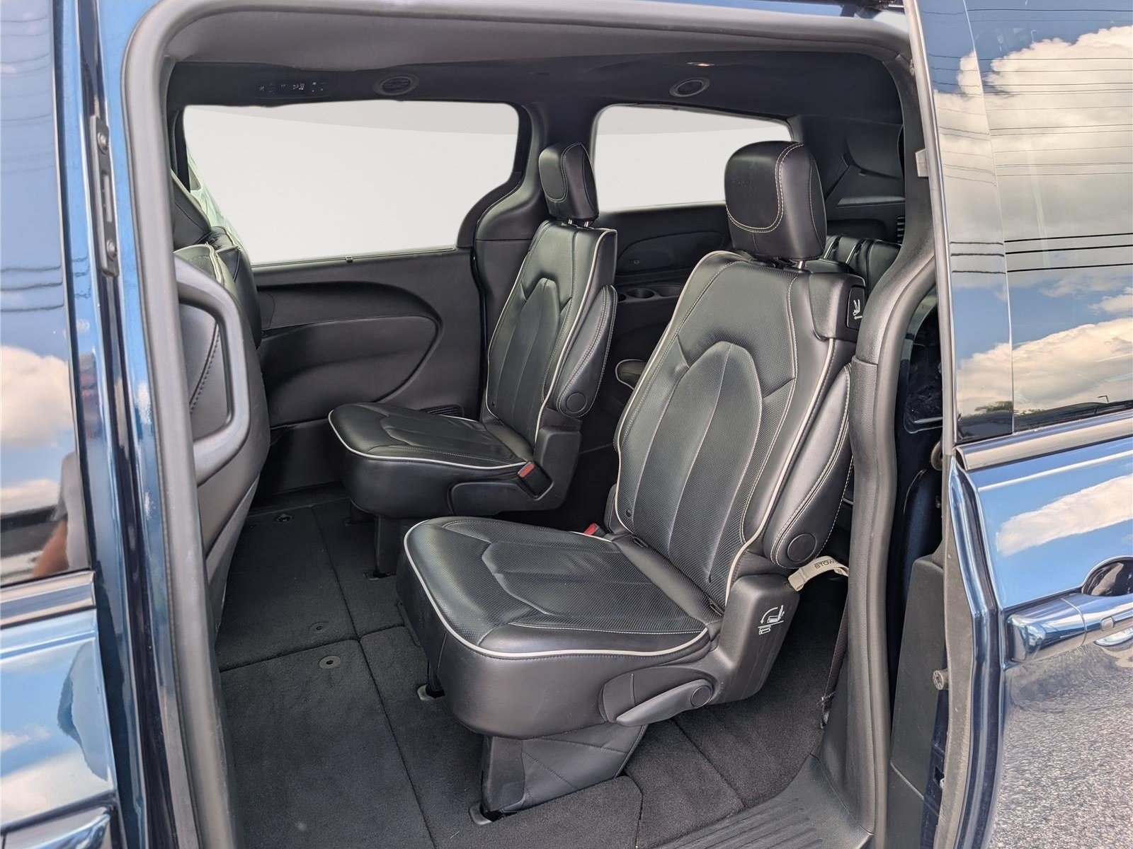 Used 2025 Chrysler Pacifica Limited FWD image 16
