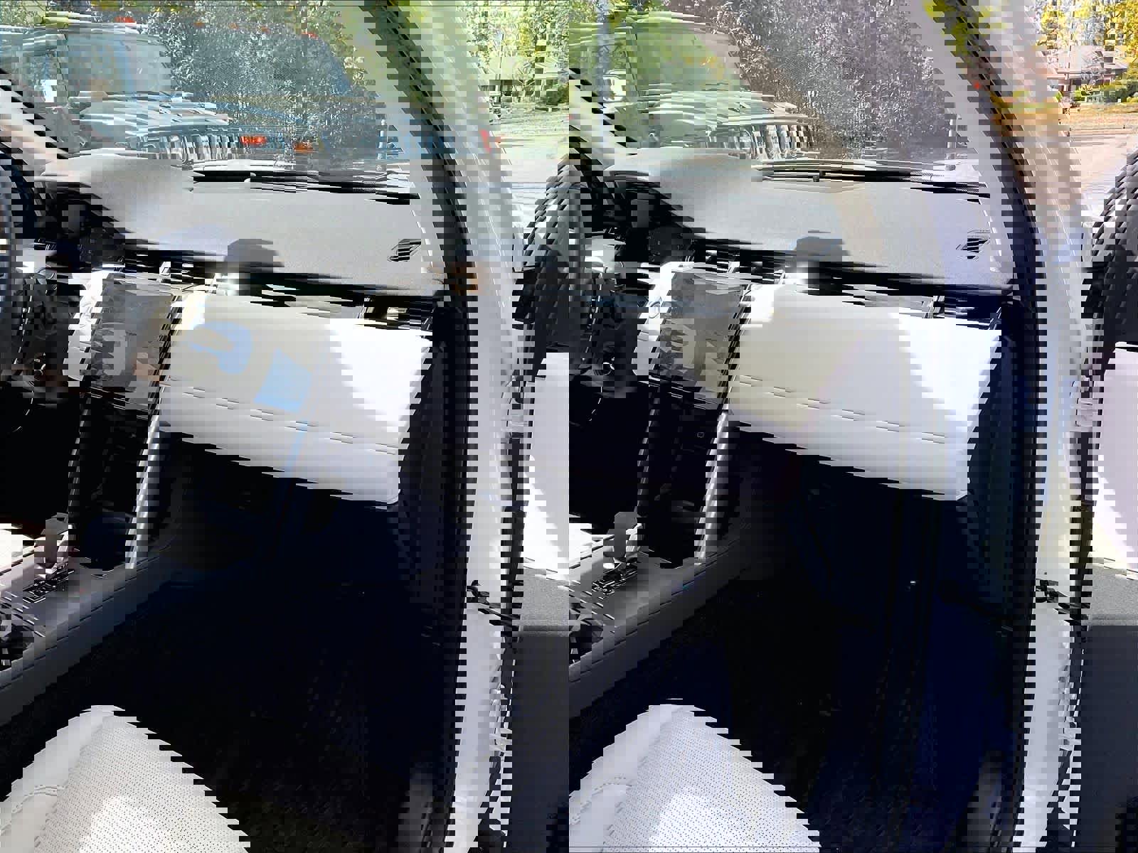 Used 2025 Land Rover Discovery Sport S image 17