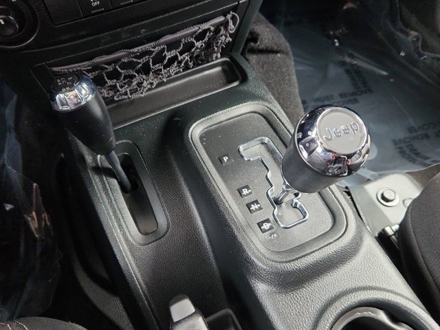 Used 2018 Jeep Wrangler Unlimited Sahara AWD/4WD image 31