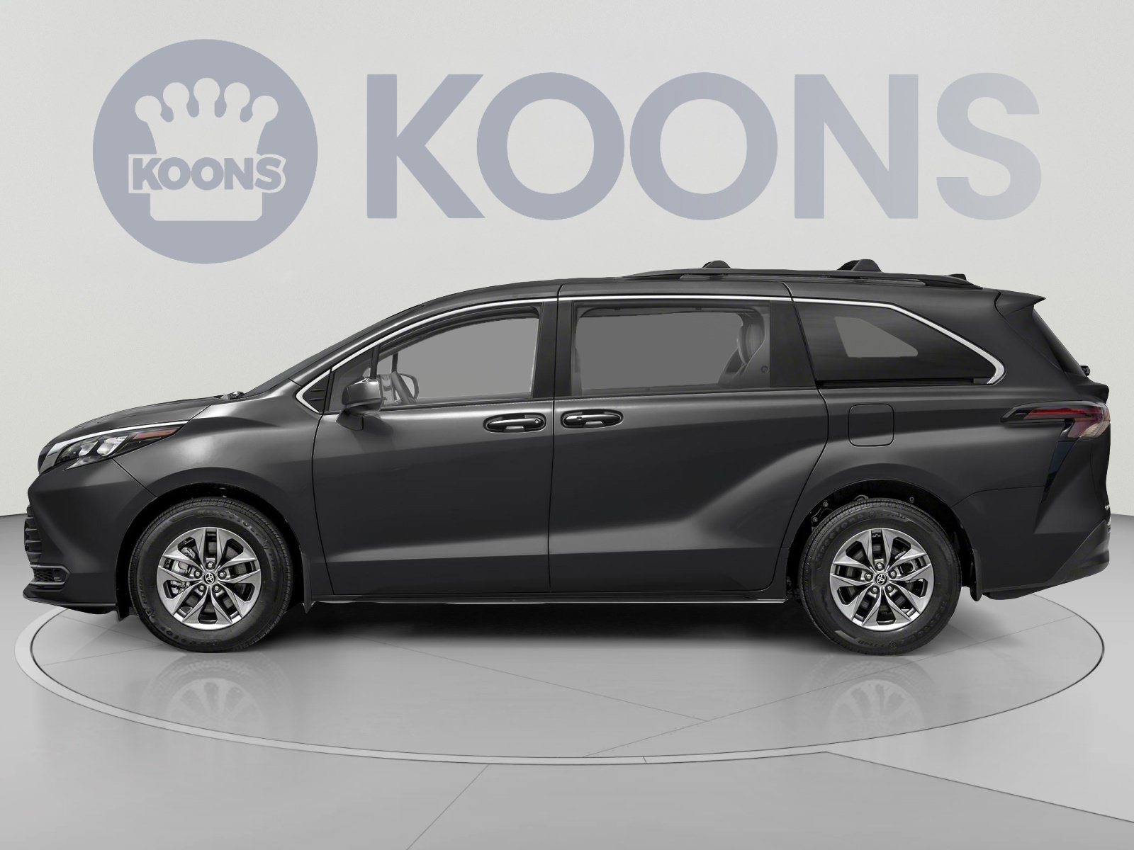 Used 2025 Toyota Sienna LE FWD image 4