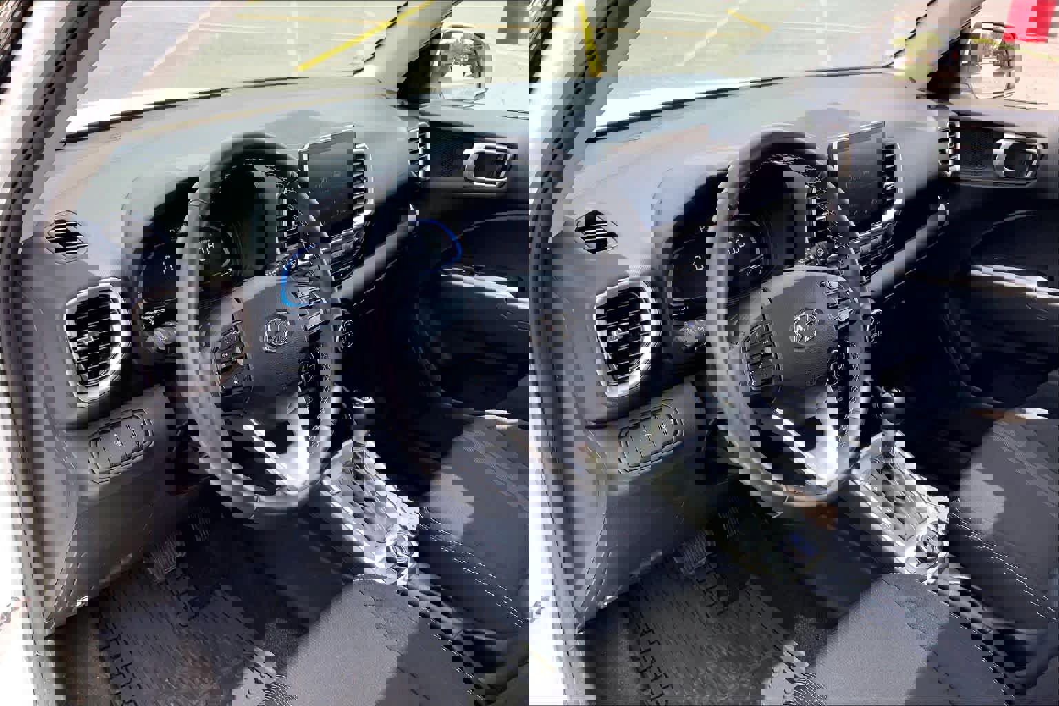 Used 2025 Hyundai Venue SEL FWD image 18