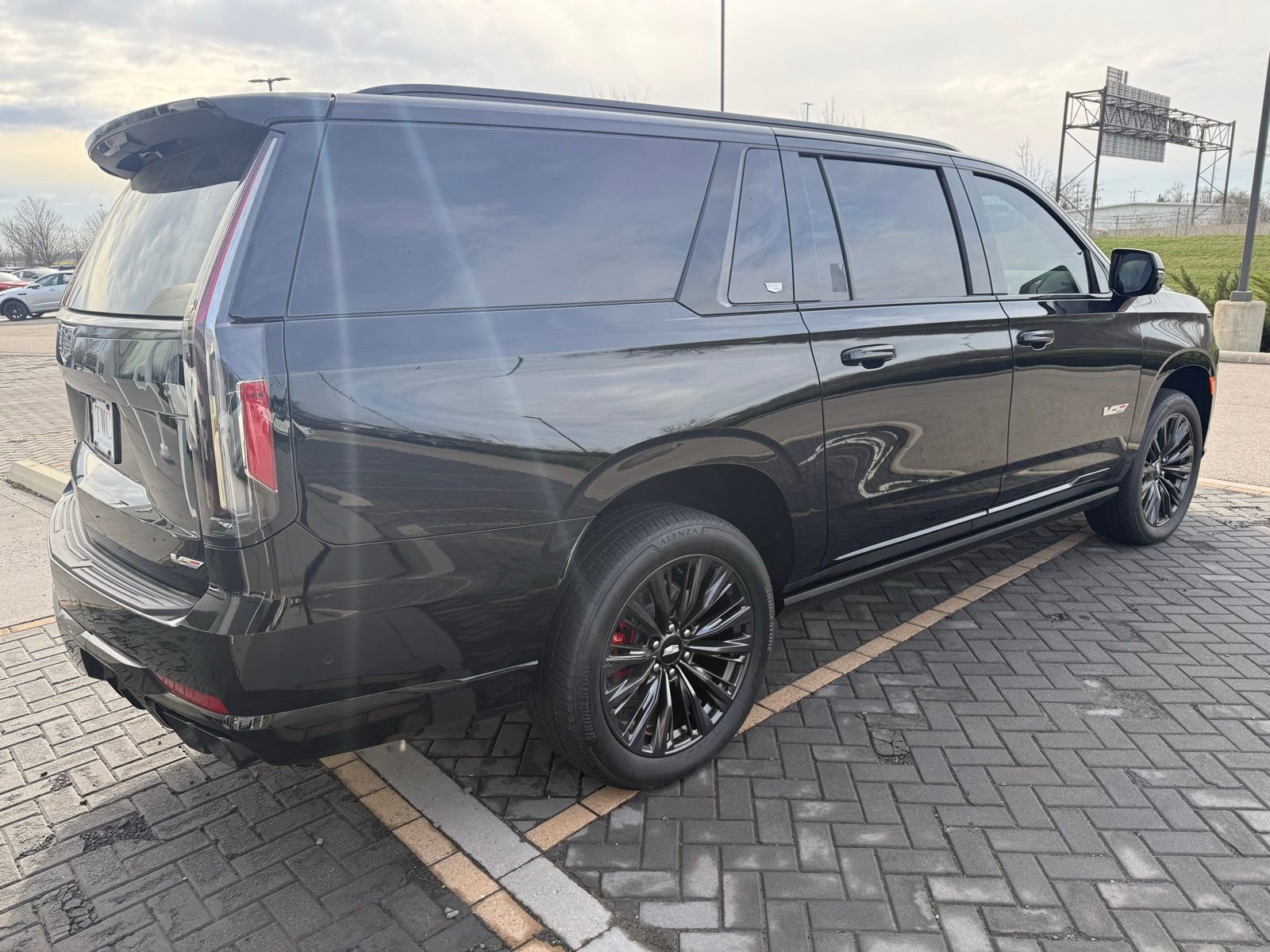 Used 2023 Cadillac Escalade ESV V w/ LPO, ONYX Package image 5