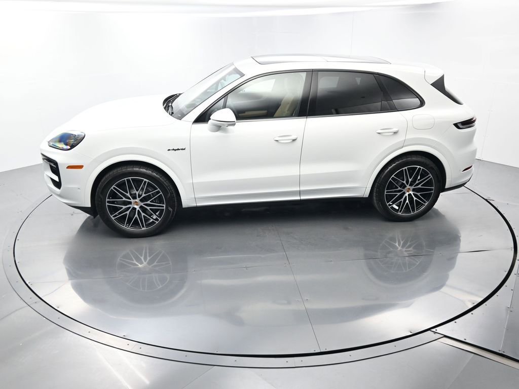 Certified 2025 Porsche Cayenne E-Hybrid w/ Premium Package Plus image 38