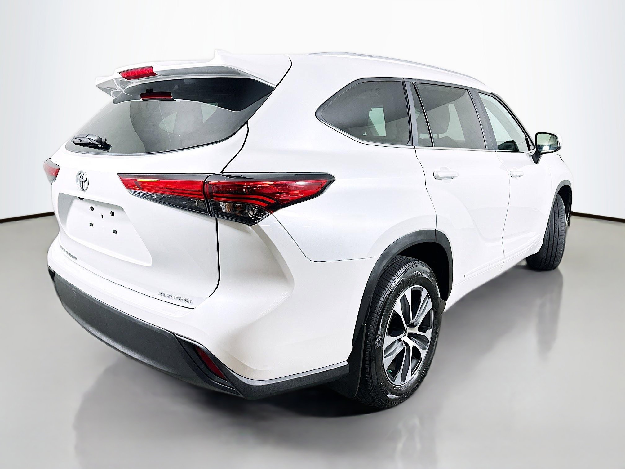 Used 2023 Toyota Highlander XLE image 7