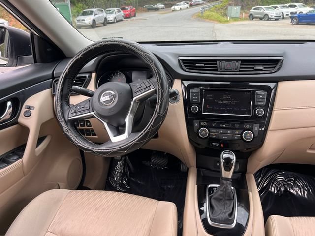 Used 2020 Nissan Rogue SV FWD image 16