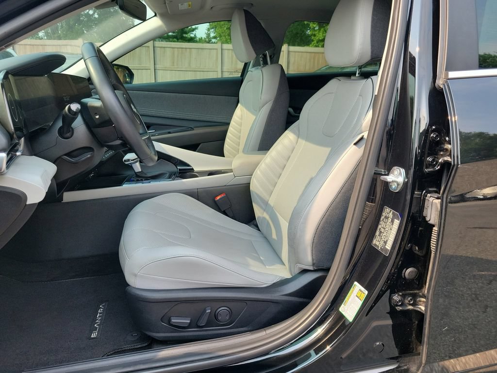 Used 2025 Hyundai Elantra Limited FWD image 16