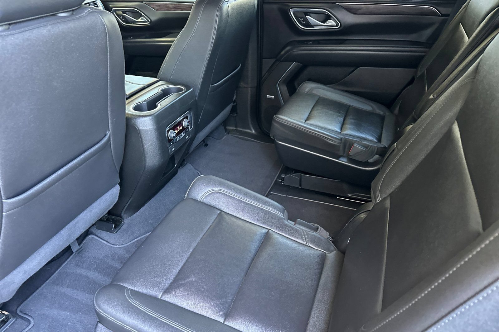 Used 2022 Chevrolet Tahoe LT w/ Luxury Package AWD/4WD image 12