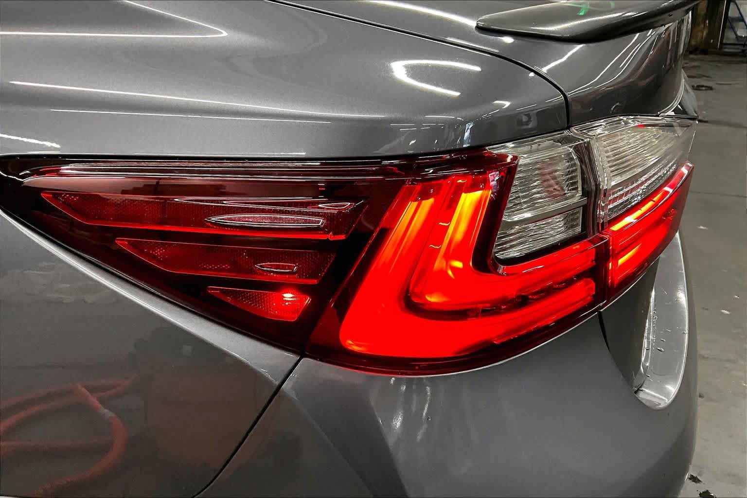 Used 2016 Lexus ES 300h w/ Luxury Package w/Wood Trim FWD image 28