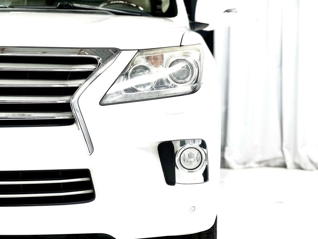Used 2013 Lexus LX 570 4WD w/ Luxury Pkg image 3