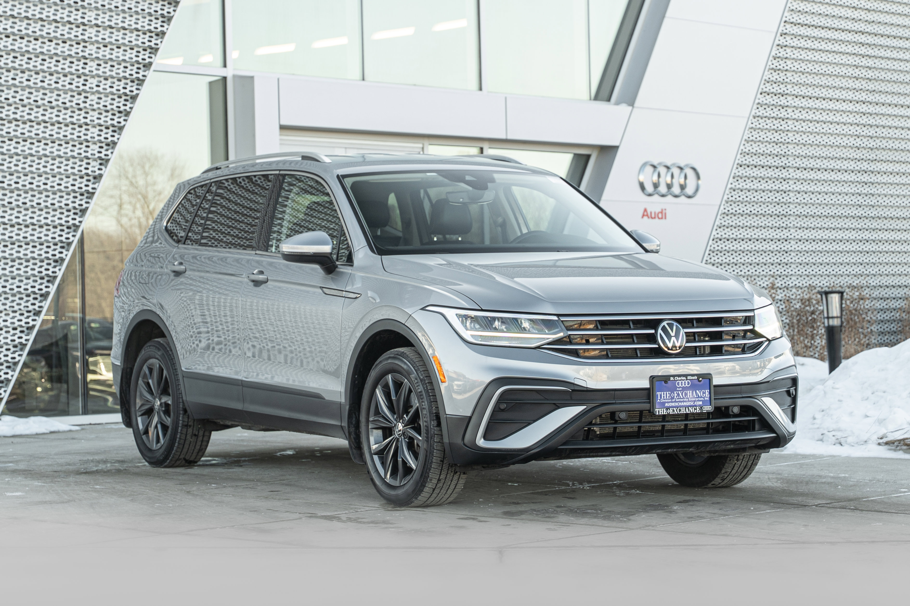 Used 2023 Volkswagen Tiguan SE image 1