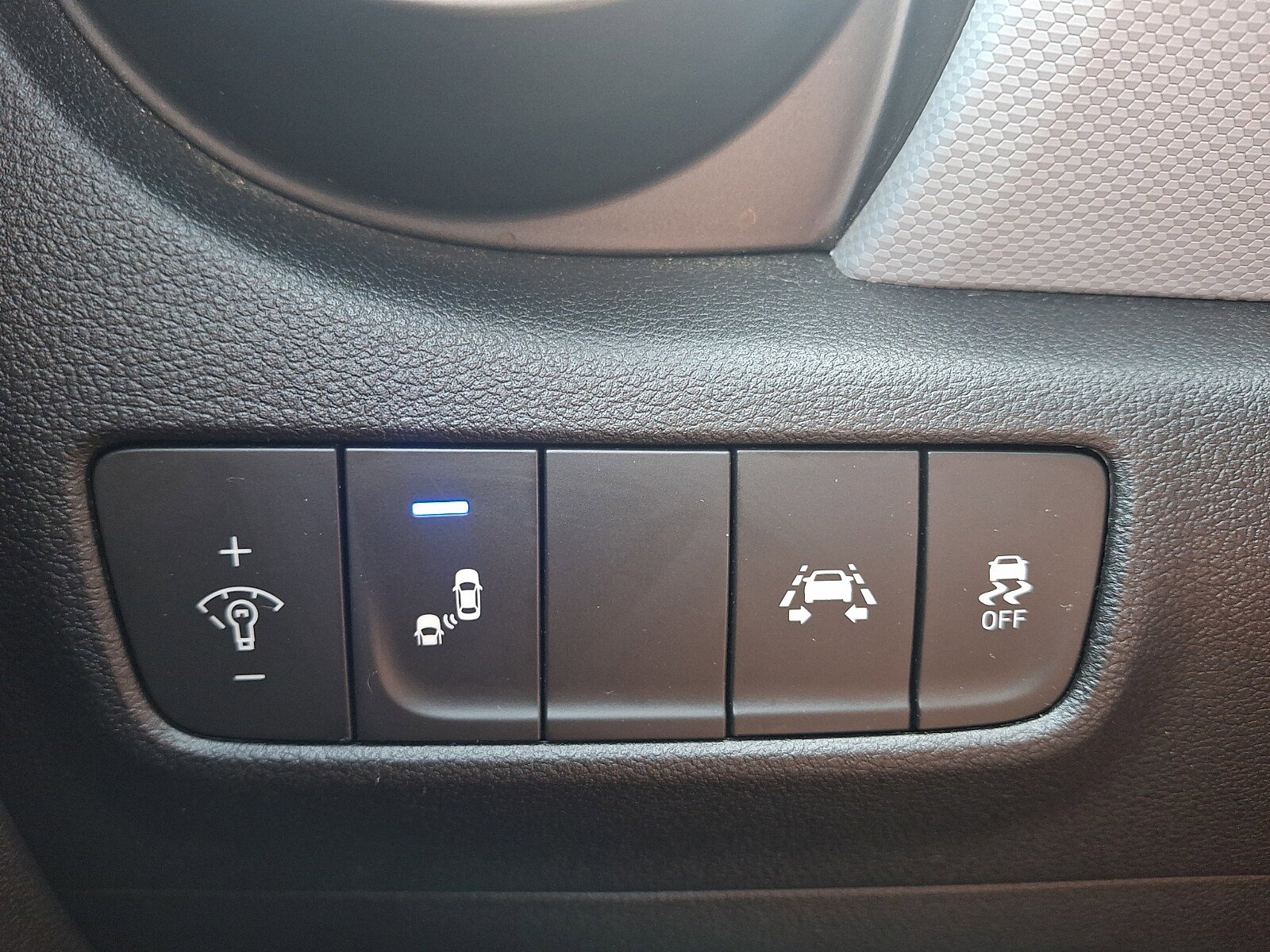 Used 2019 Hyundai Kona Limited w/ Cargo Package AWD/4WD image 27