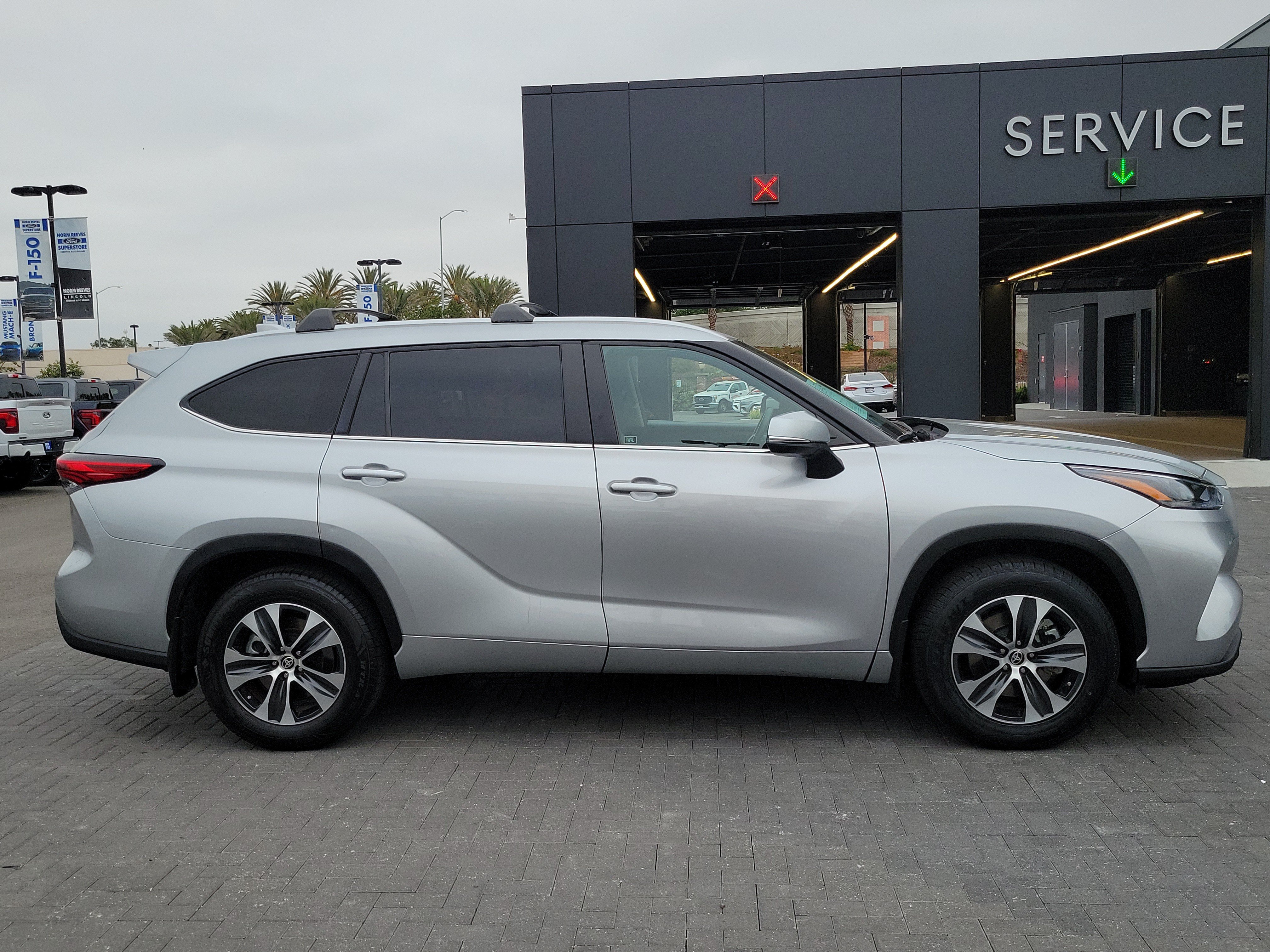 Used 2023 Toyota Highlander XLE FWD image 6