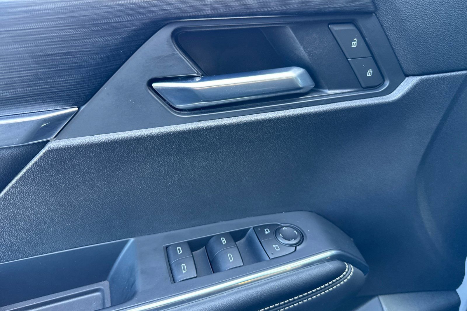 Used 2025 GMC Acadia Elevation image 10