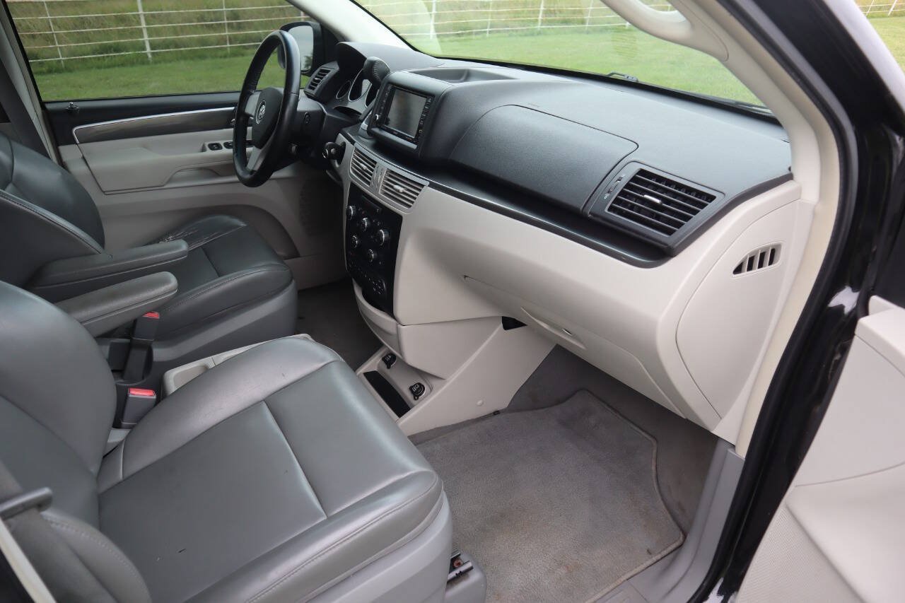 Used 2010 Volkswagen Routan SE FWD image 21