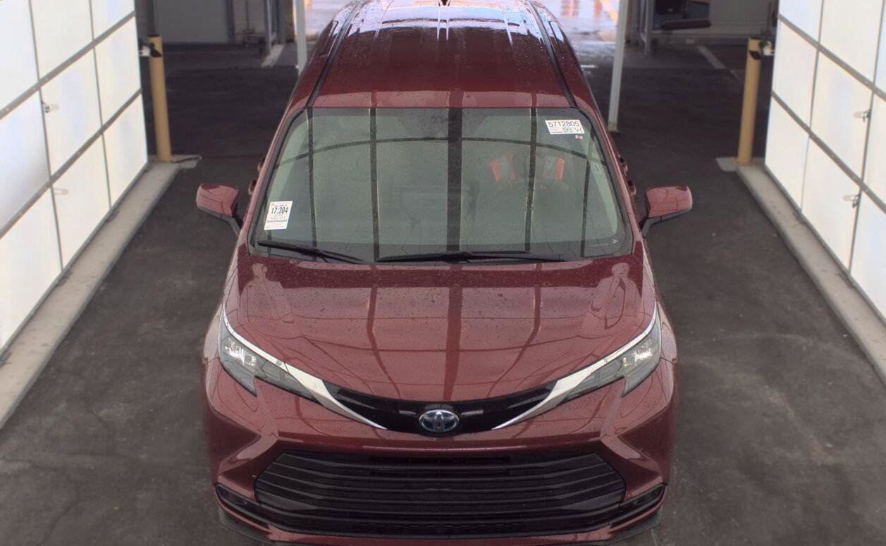 Used 2025 Toyota Sienna LE FWD image 18