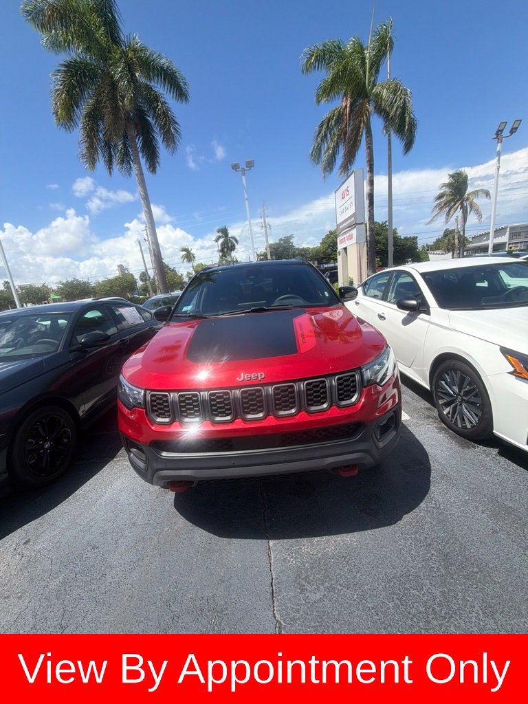 Used 2025 Jeep Compass Trailhawk AWD/4WD image 2