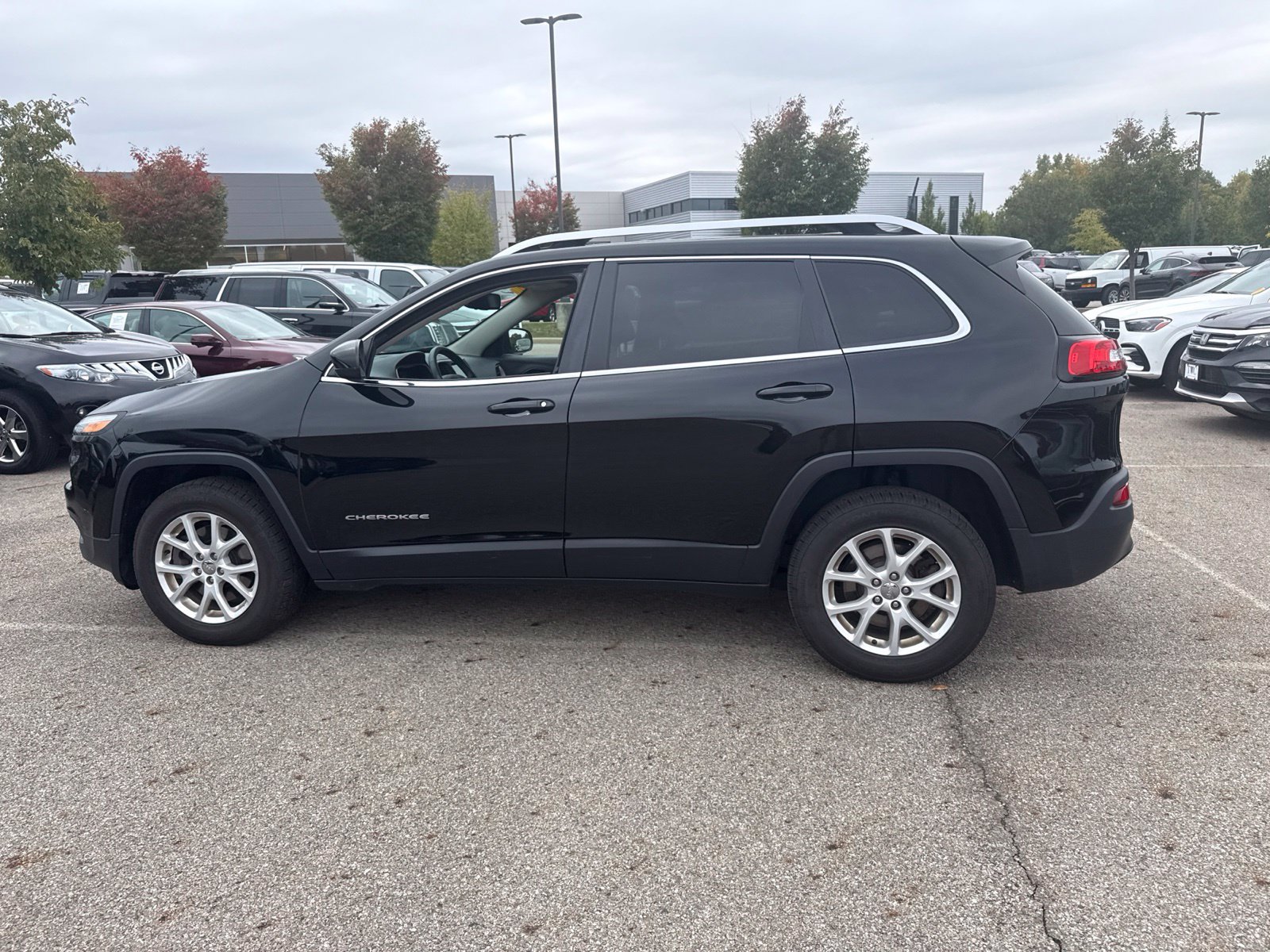Used 2017 Jeep Cherokee Latitude w/ Cold Weather Group AWD/4WD image 8