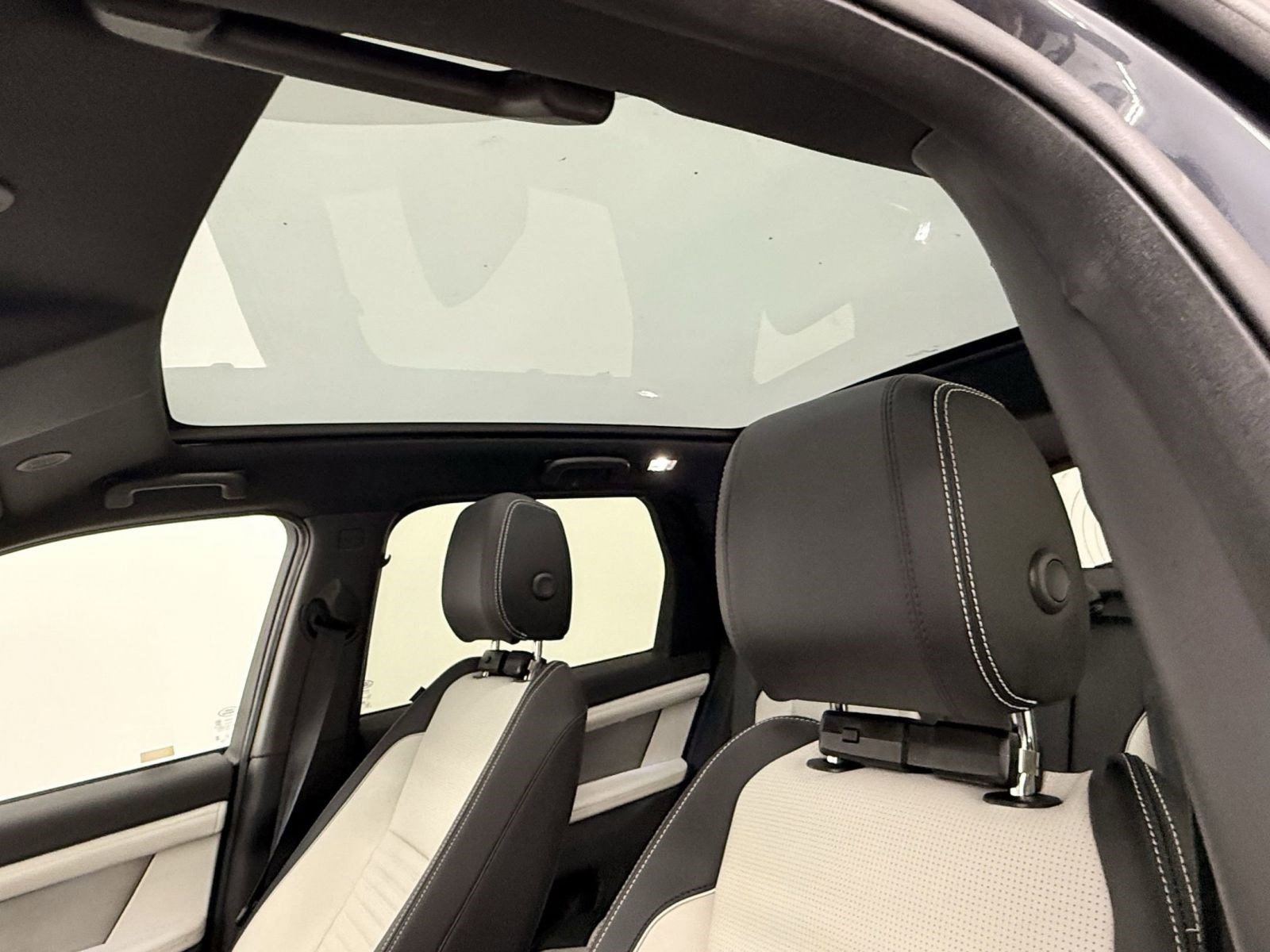 Used 2025 Land Rover Discovery Sport Dynamic SE image 12