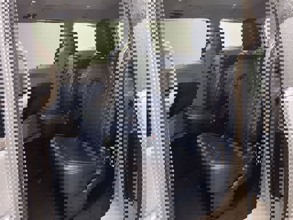 Used 2024 Chrysler Pacifica Touring-L image 16