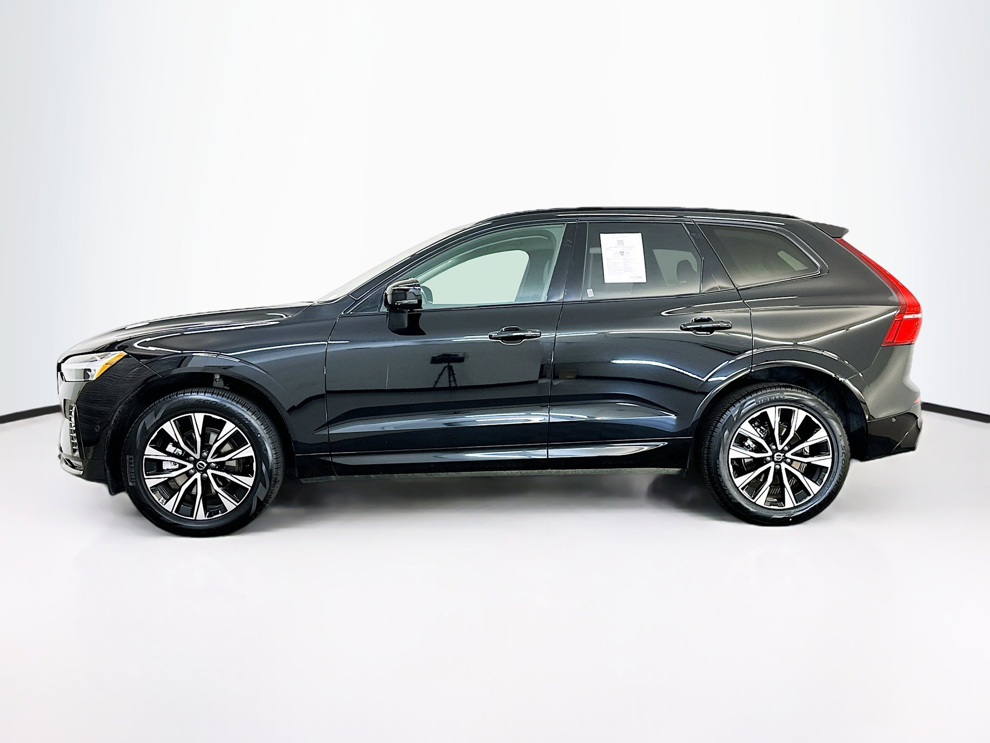 Used 2025 Volvo XC60 B5 Plus image 4
