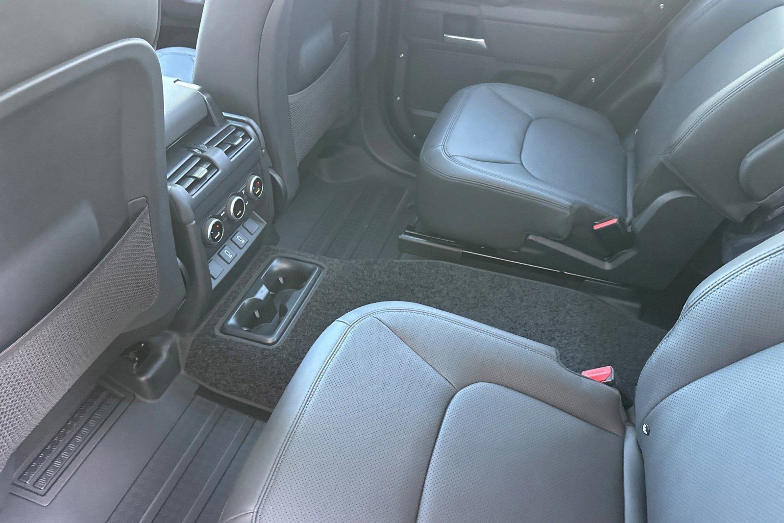 New 2026 Land Rover Defender 130 X-Dynamic SE image 21