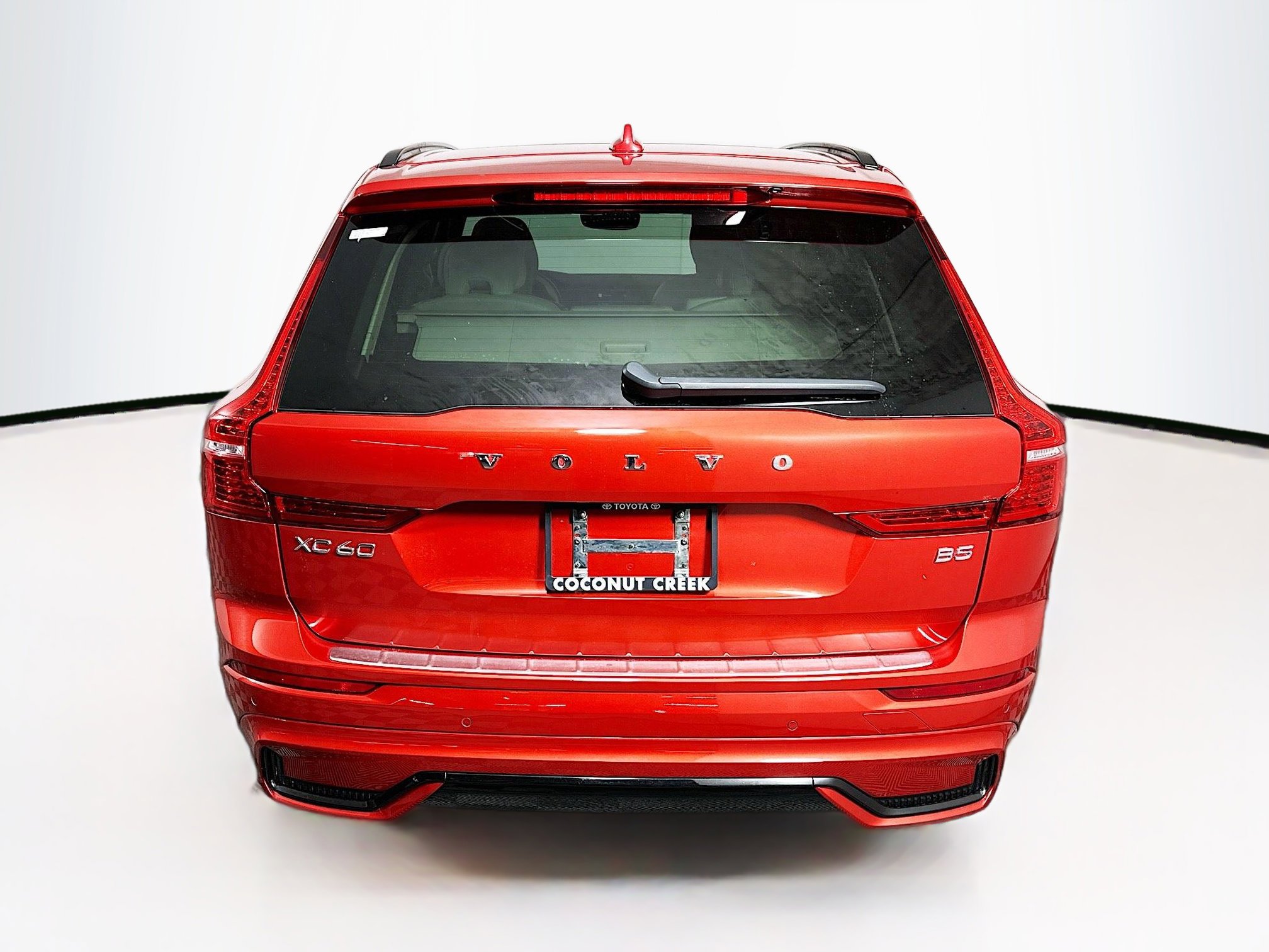 Used 2023 Volvo XC60 B5 Plus w/ Protection Package Premier image 4