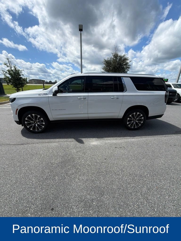 Used 2025 Chevrolet Suburban High Country RWD image 3