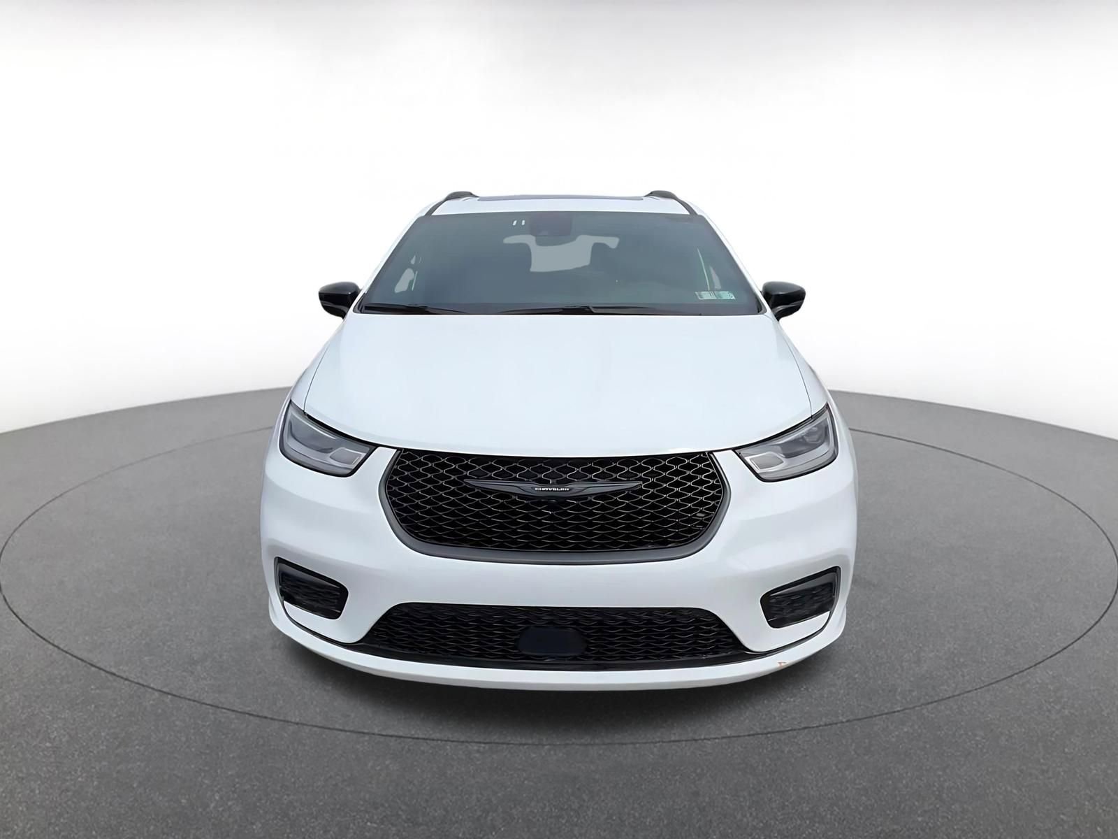 Used 2025 Chrysler Pacifica Limited image 4