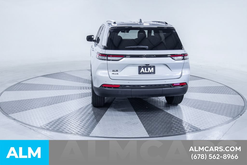 Used 2025 Jeep Grand Cherokee Altitude AWD/4WD image 8