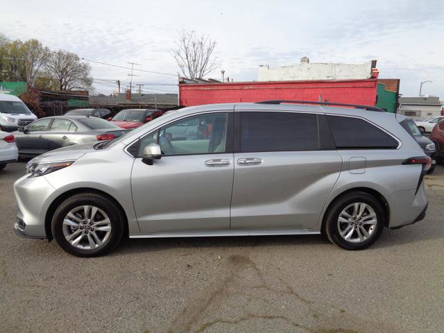 Used 2025 Toyota Sienna XLE w/ XLE Plus Package image 5