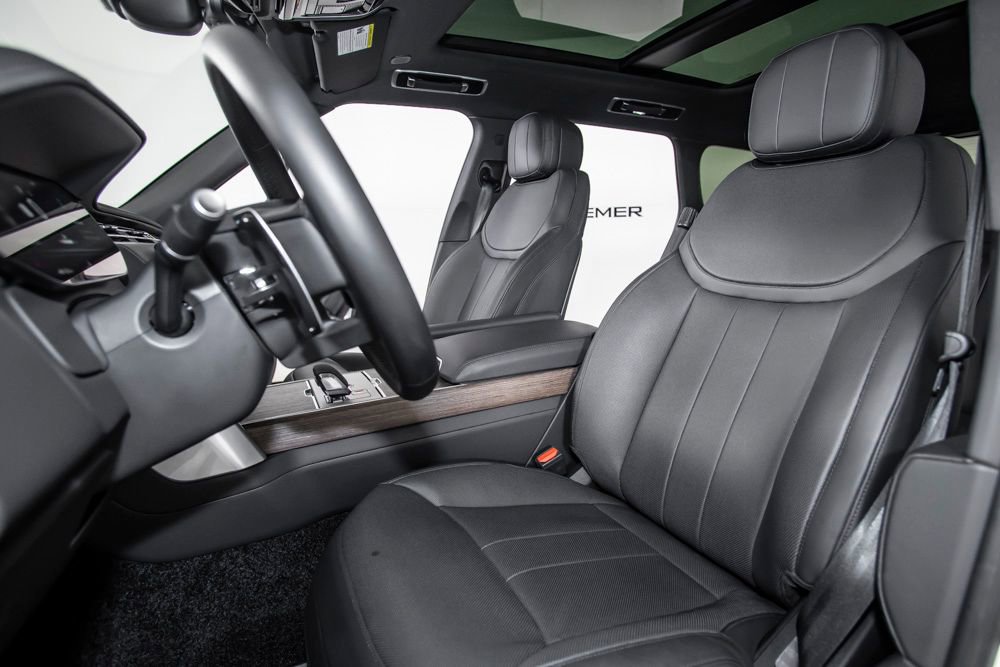 Used 2025 Land Rover Range Rover SE image 17