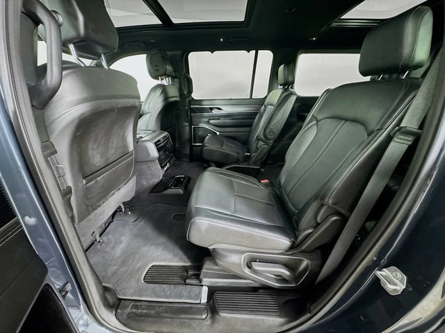Used 2025 Jeep Wagoneer Series III w/ Premium Group I AWD/4WD image 30