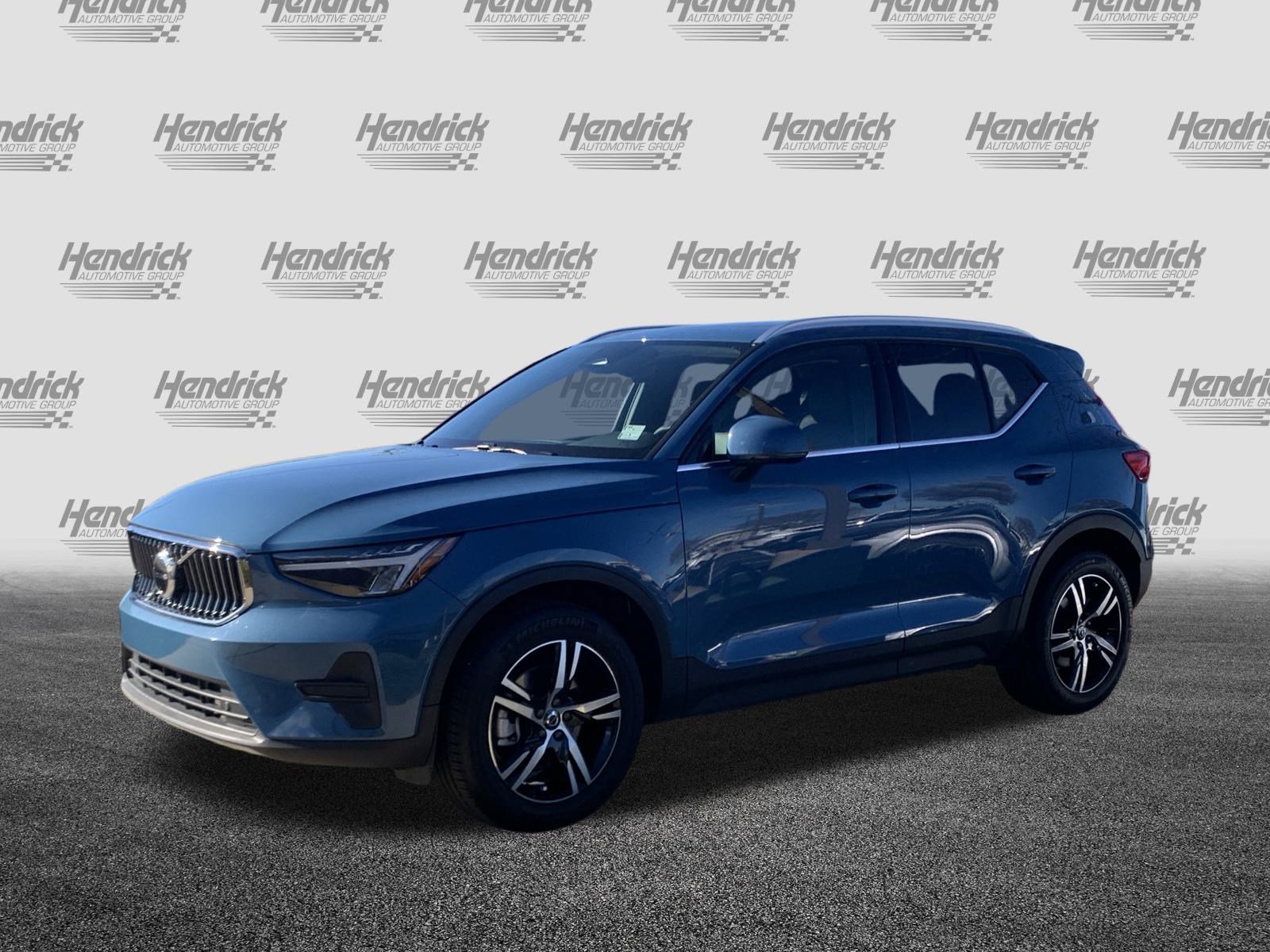 Used 2025 Volvo XC40 B5 Core image 5