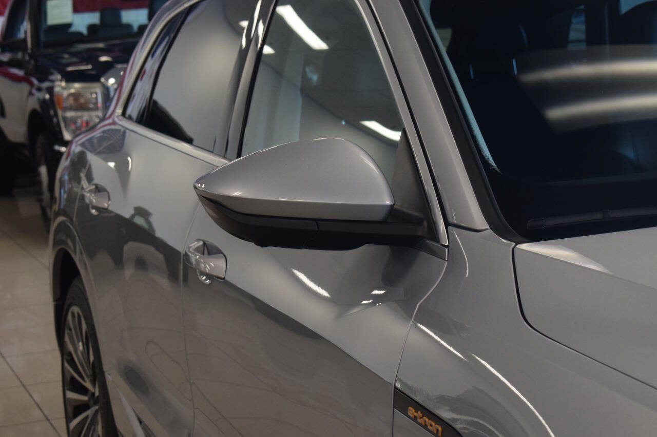 Used 2019 Audi e-tron Prestige w/ Prestige Package AWD/4WD image 11